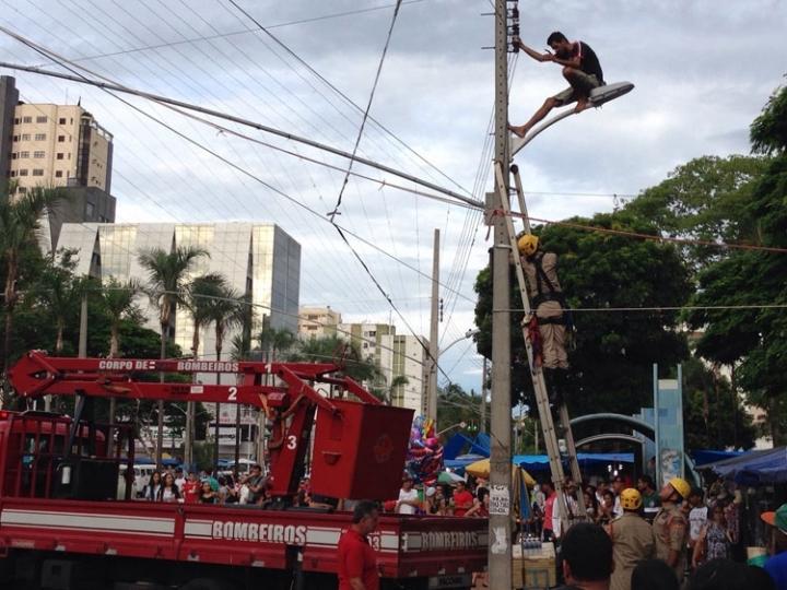 Bombeiros resgatam homem que tentava se jogar de poste na Praça Tamandaré - Valle Notícias