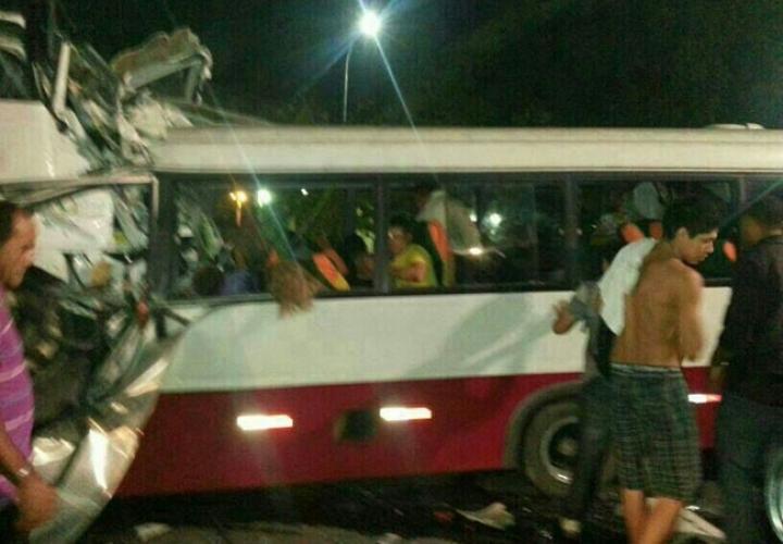 MG: acidente entre caminhão e micro-ônibus mata 14 pessoas