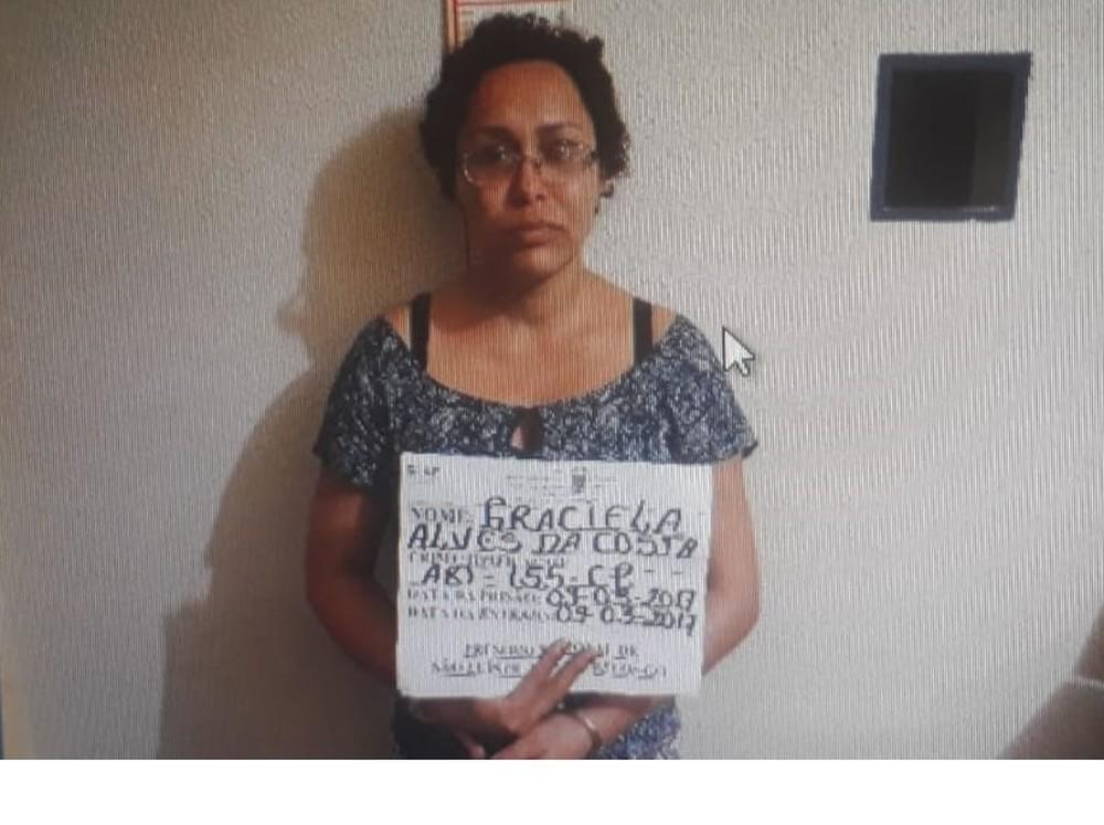 Mulher Presa Suspeita De Matar O Namorado Estrangulado Com Cinto